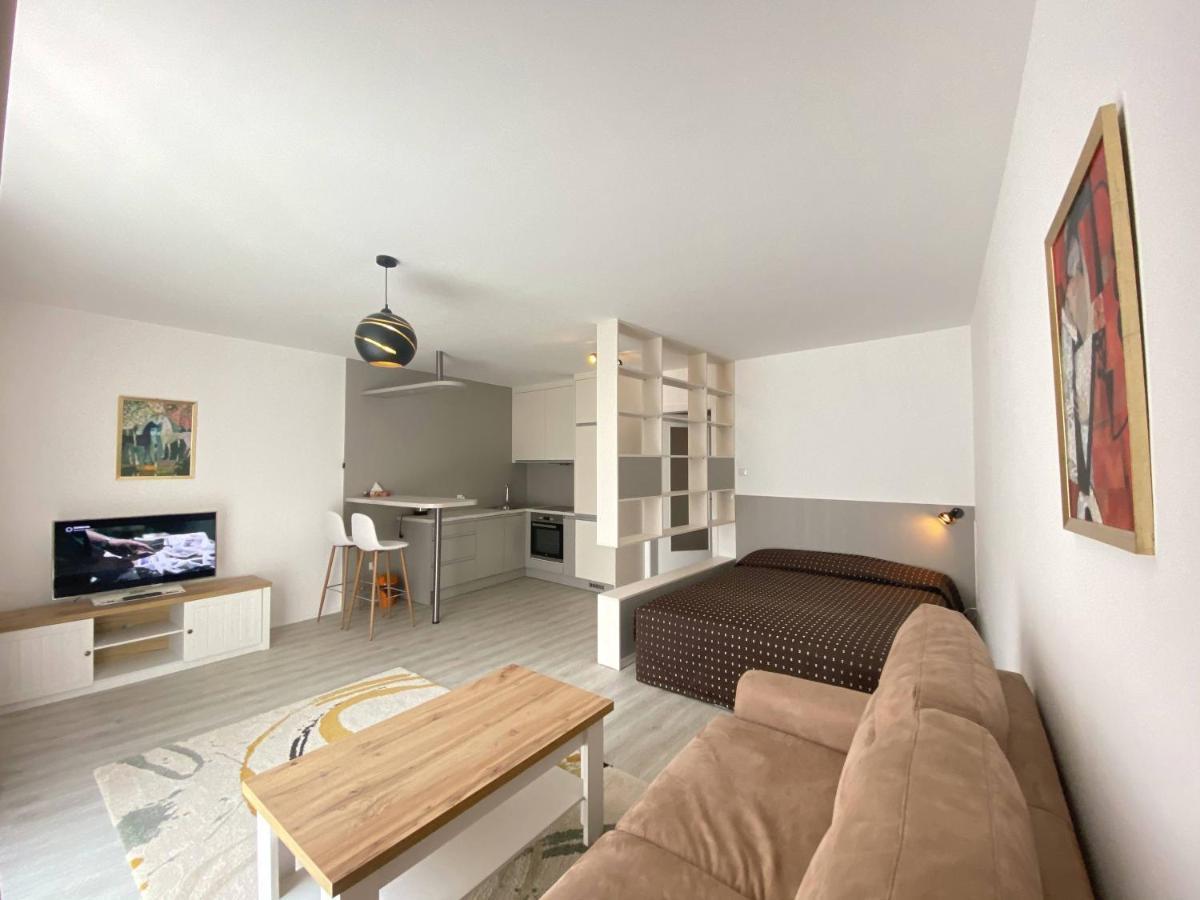 Seven Days Smichov Apartment ปราก ภายนอก รูปภาพ