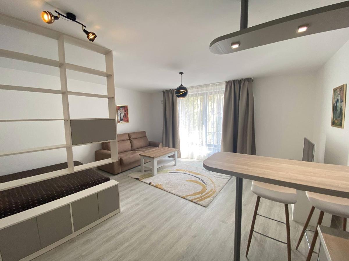Seven Days Smichov Apartment ปราก ภายนอก รูปภาพ