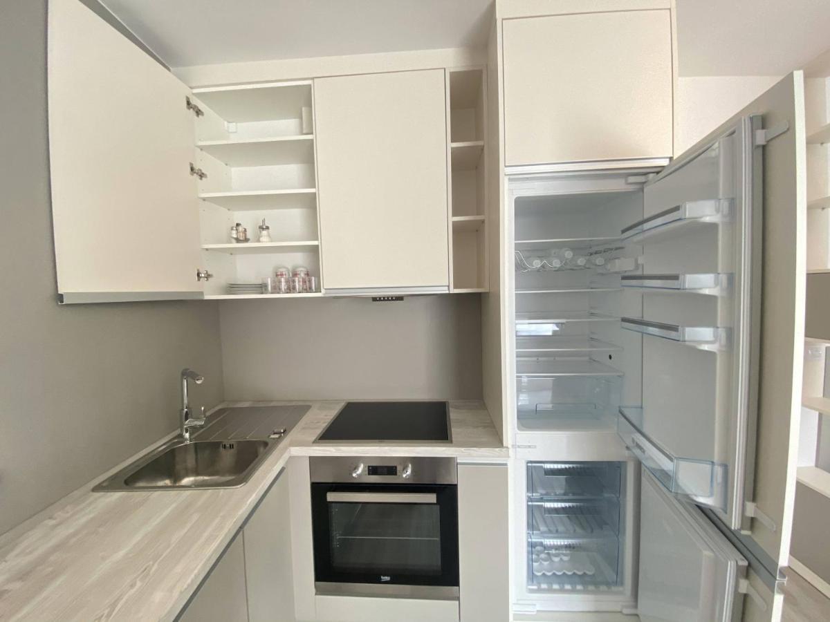 Seven Days Smichov Apartment ปราก ภายนอก รูปภาพ
