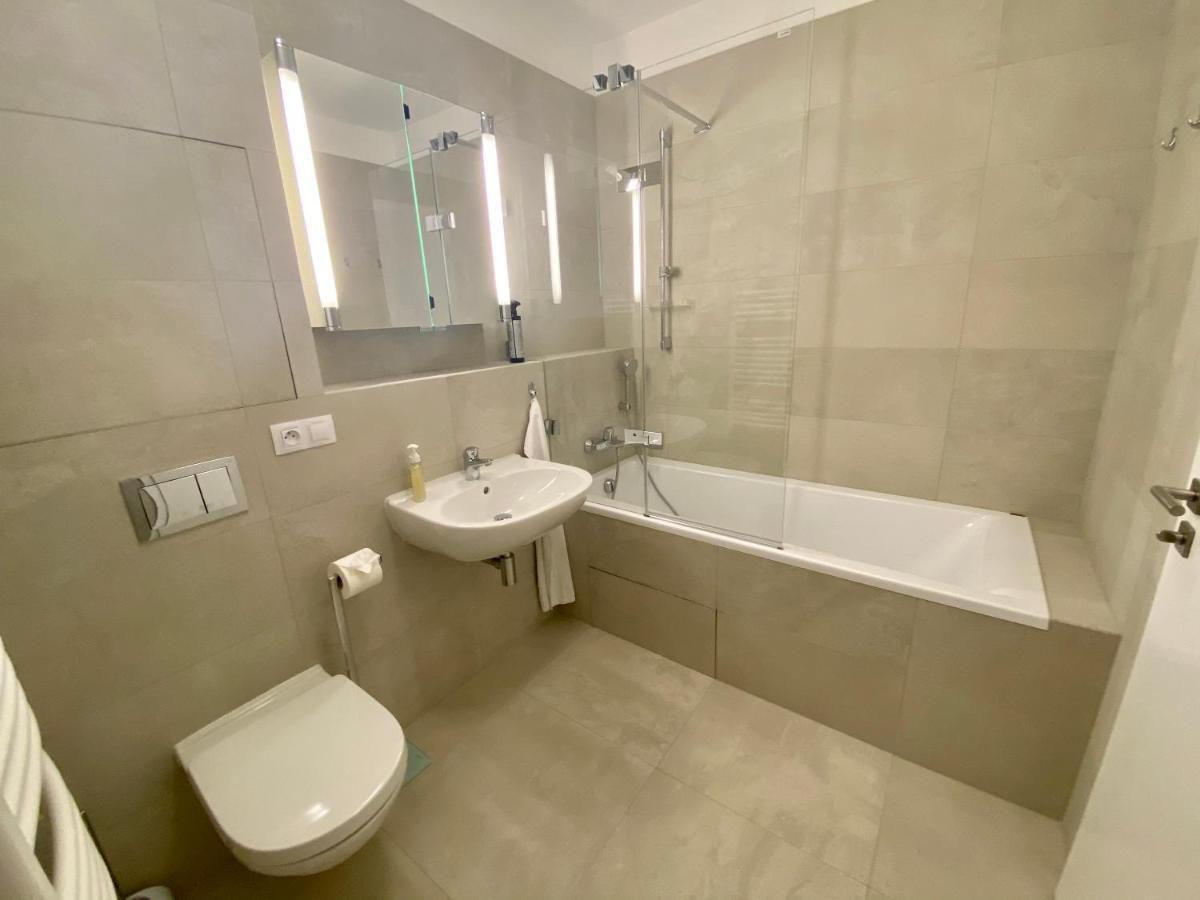 Seven Days Smichov Apartment ปราก ภายนอก รูปภาพ