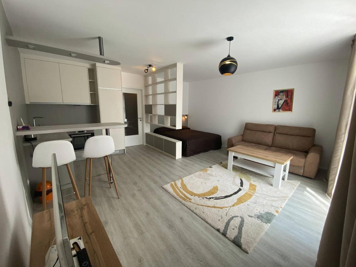 Seven Days Smichov Apartment ปราก ภายนอก รูปภาพ